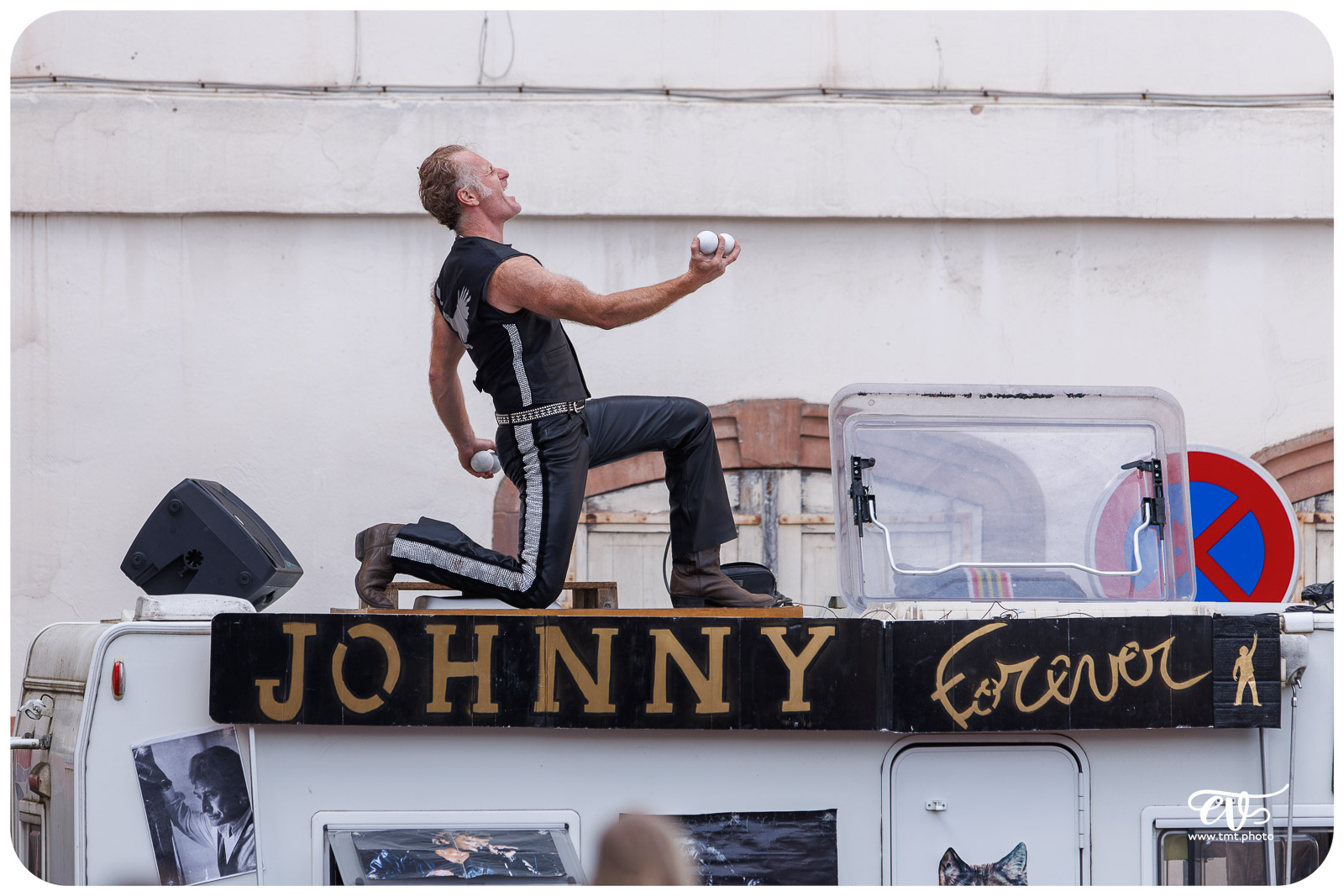 JOHNNY FOREVER (THE FIVE FOOT FINGERS)